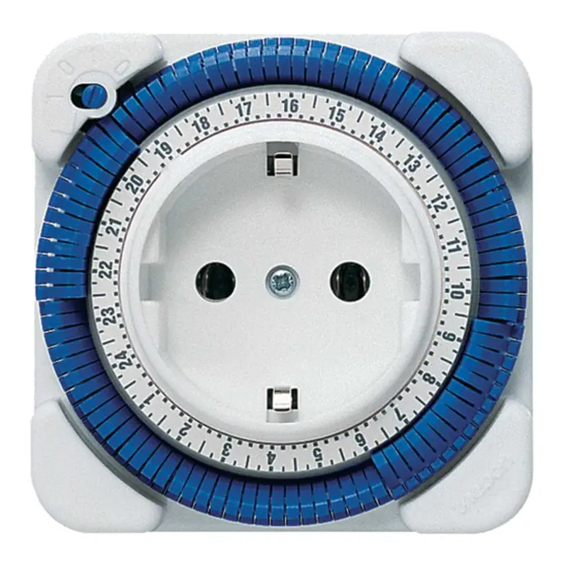 Theben Steckdosenschaltuhr IP20 Tagesuhr analog 230V 16A 15min Zwischenstecker mit Steckdose weiß Markenware